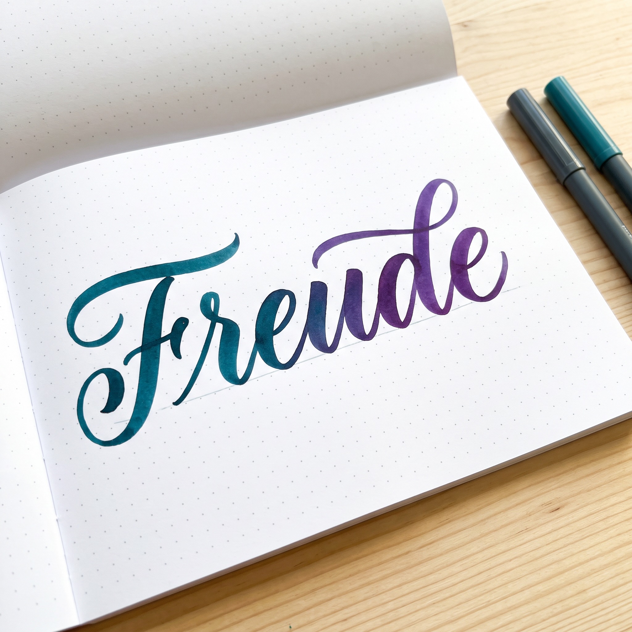 Brush Lettering KI-Schrift, erstellt mit Nano Banana: das Wort Freude