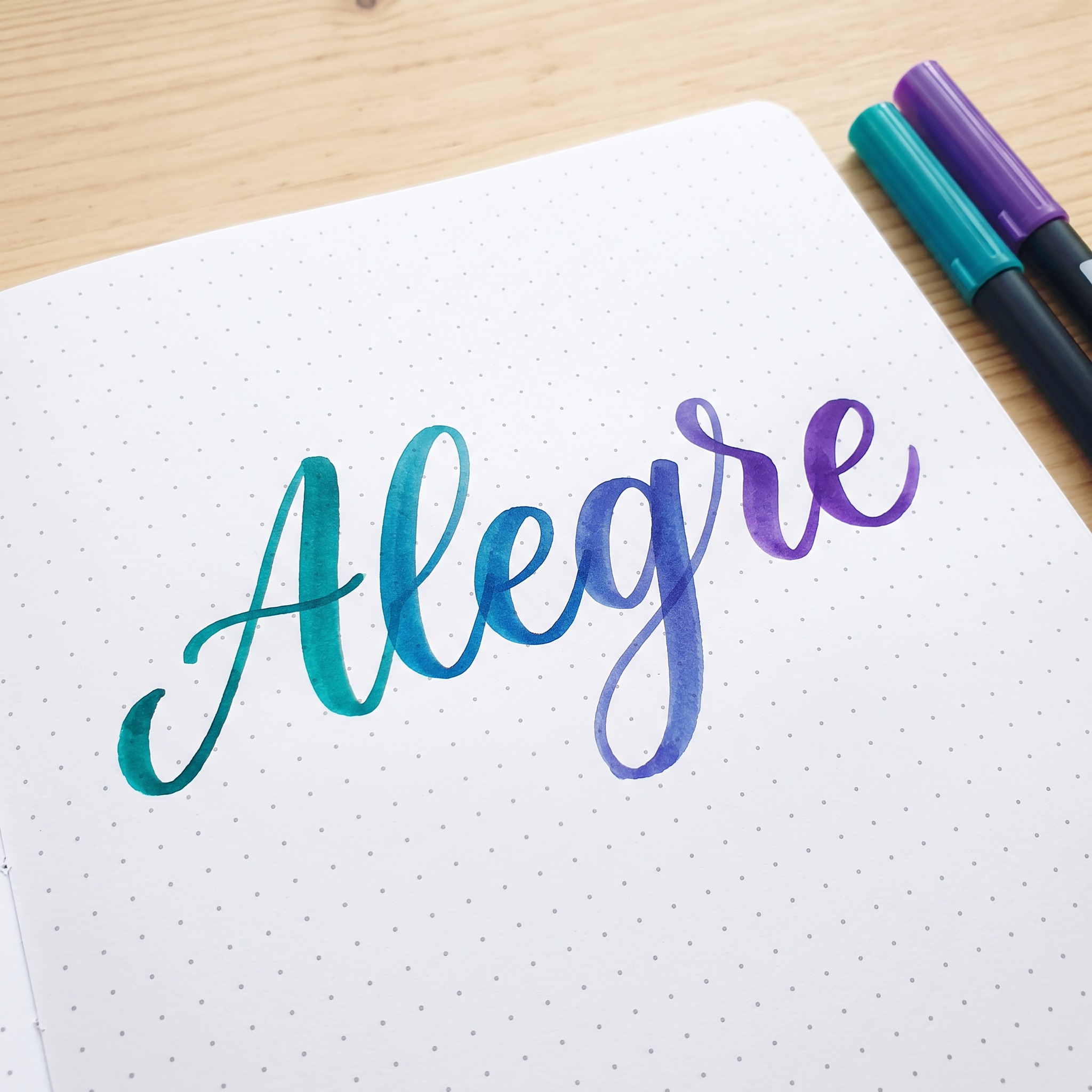 Fuente de IA Brush lettering generada con Nano Banana: la palabra Alegre