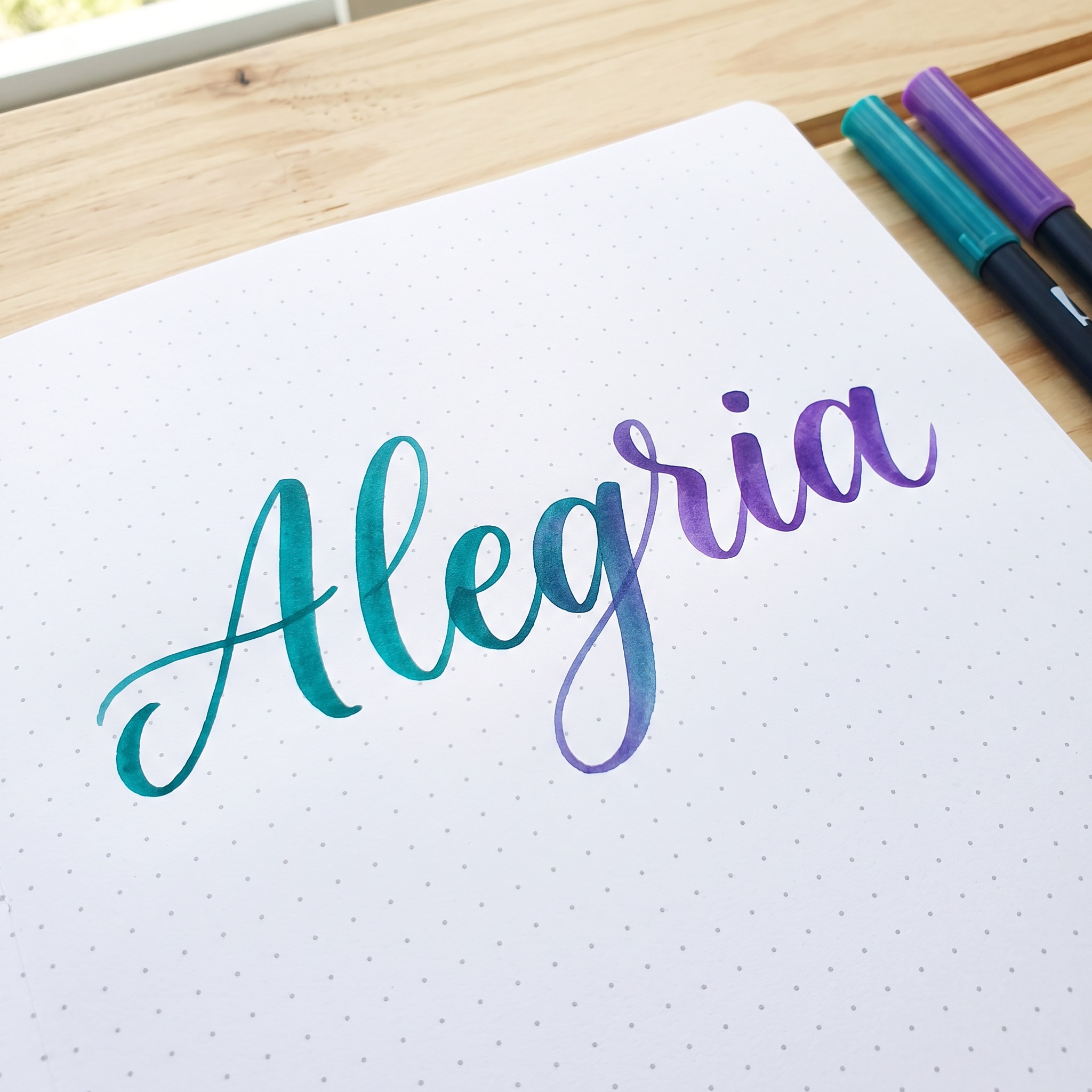 Fonte de IA Brush Lettering gerada no Nano Banana: a palavra Alegria