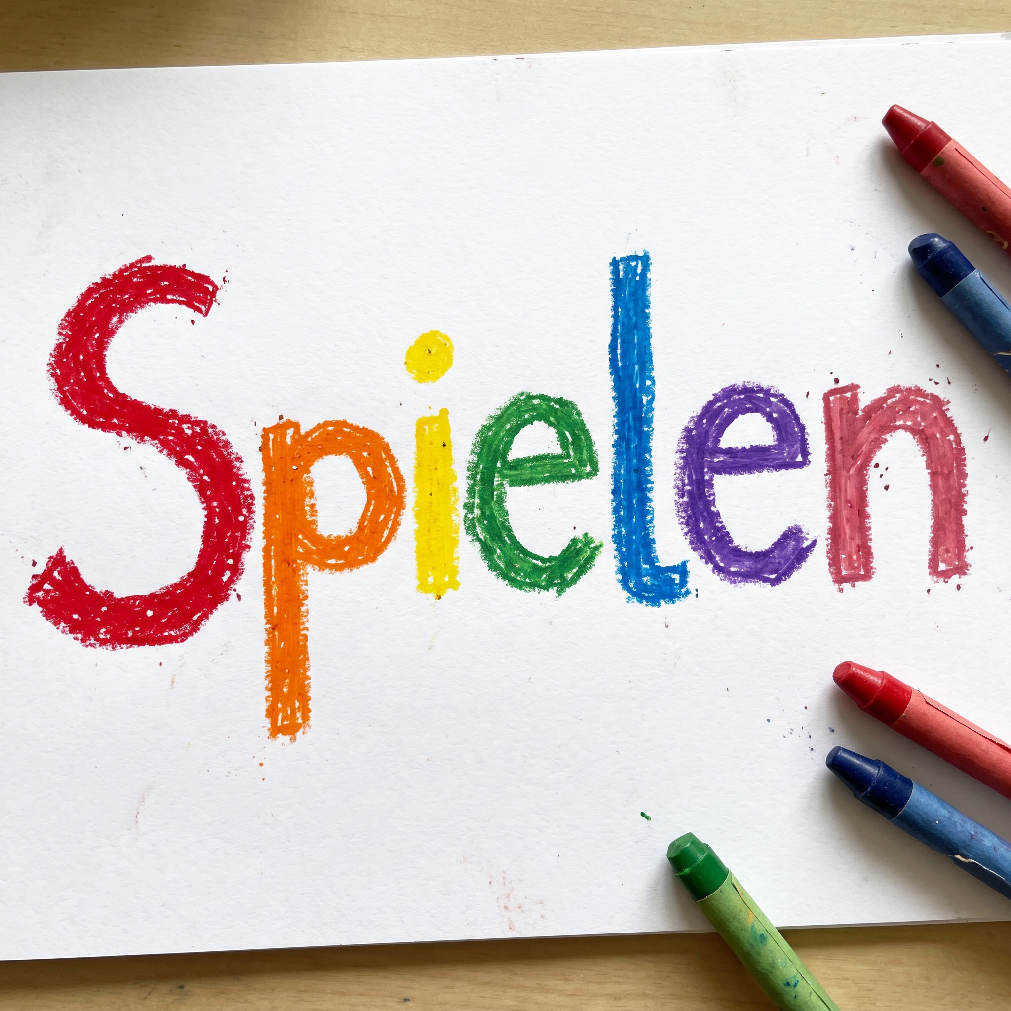 Kinderschrift KI-Schrift, erstellt mit Nano Banana: das Wort Spielen