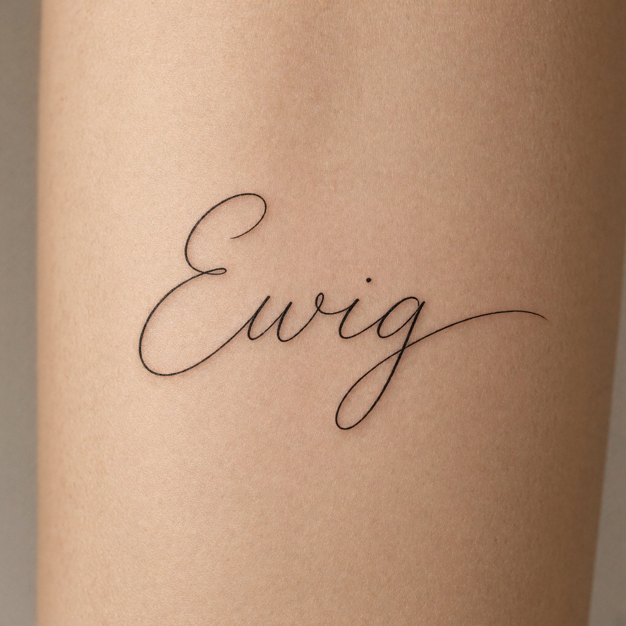 Tattoo-Schreibschrift KI-Schrift, erstellt mit Grok Imagine: das Wort Ewig