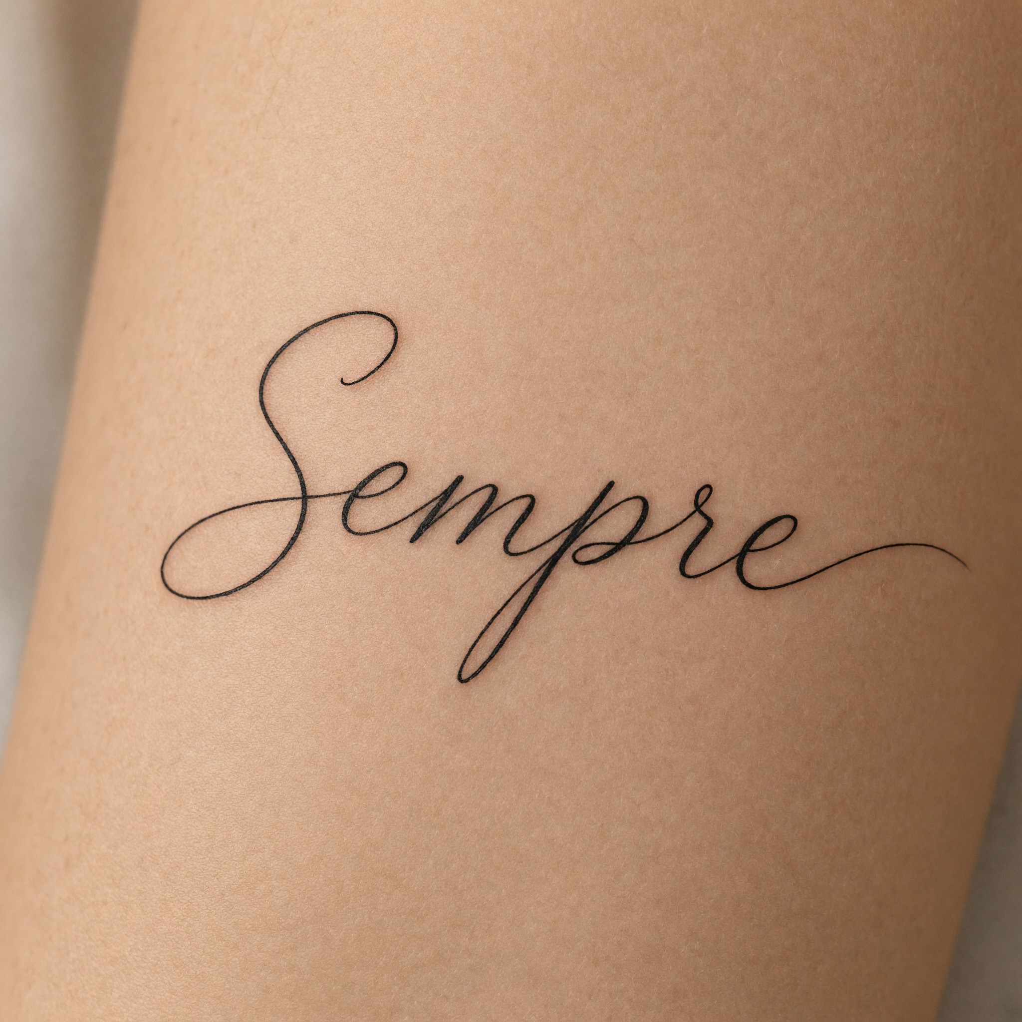 Fonte de IA Letra cursiva para tatuagem gerada no Grok Imagine: a palavra Sempre