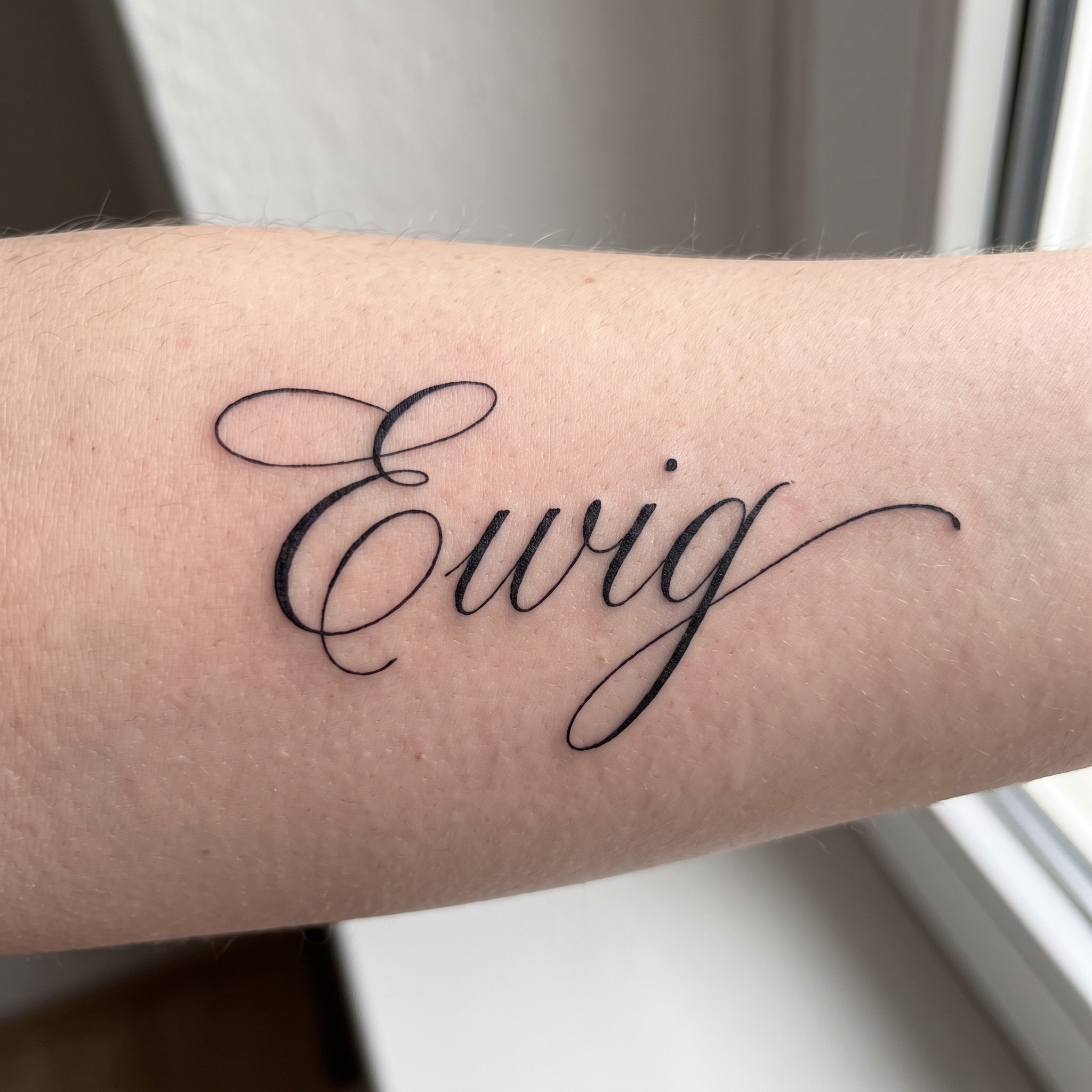 Tattoo-Schreibschrift KI-Schrift, erstellt mit Nano Banana: das Wort Ewig