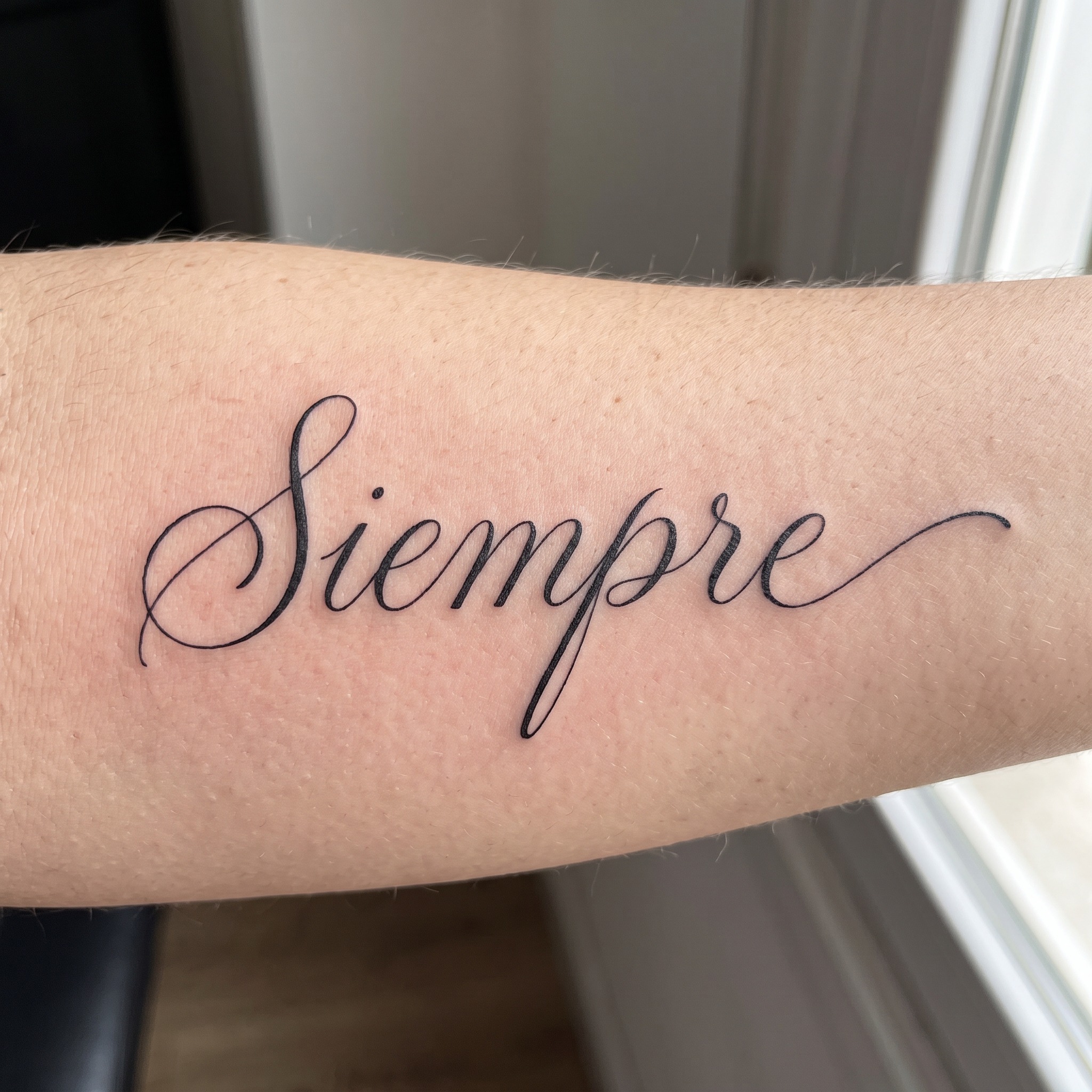 Fuente de IA Letras finas para tatuajes generada con Nano Banana: la palabra Siempre