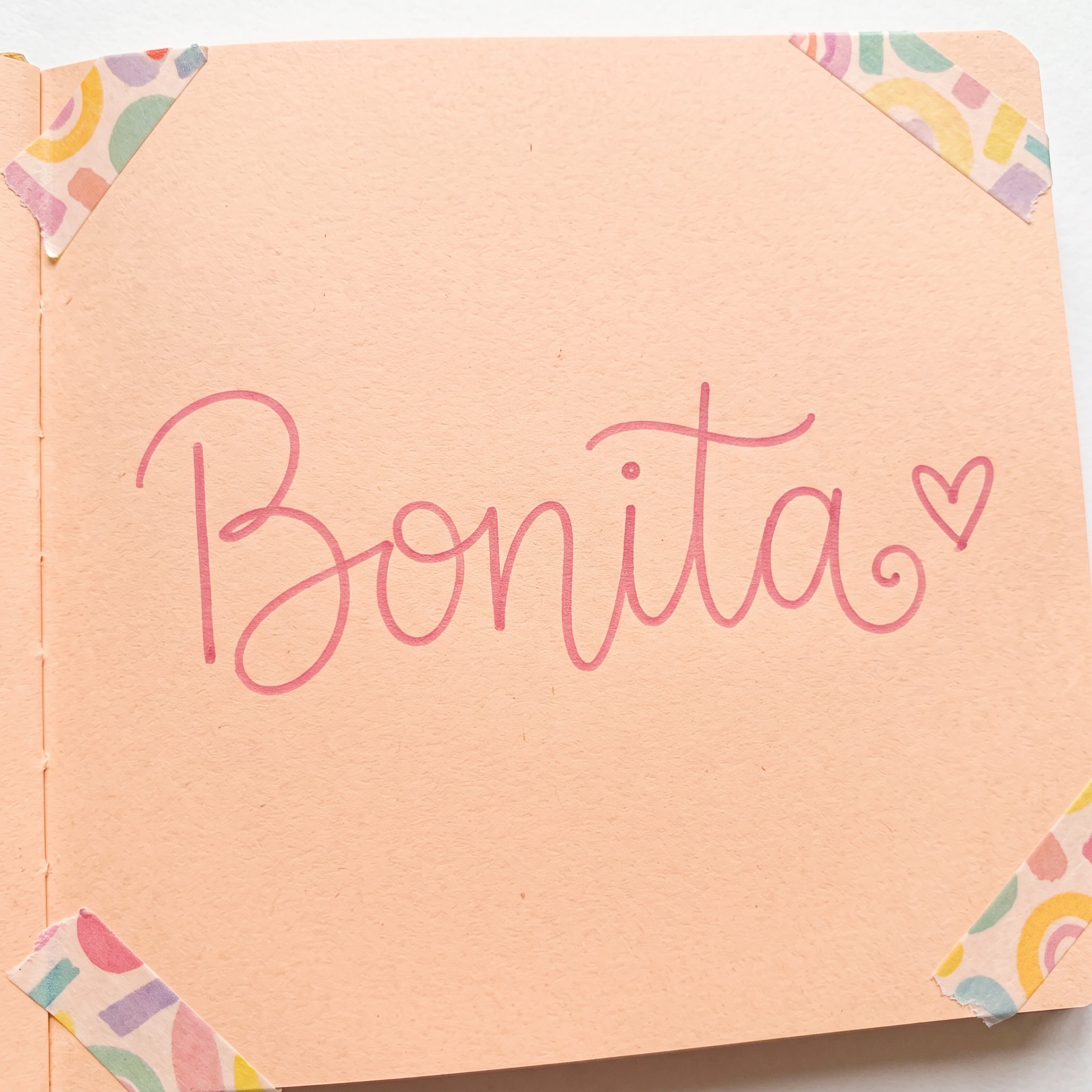 Fuente de IA Letra cursiva bonita generada con Nano Banana: la palabra Bonita