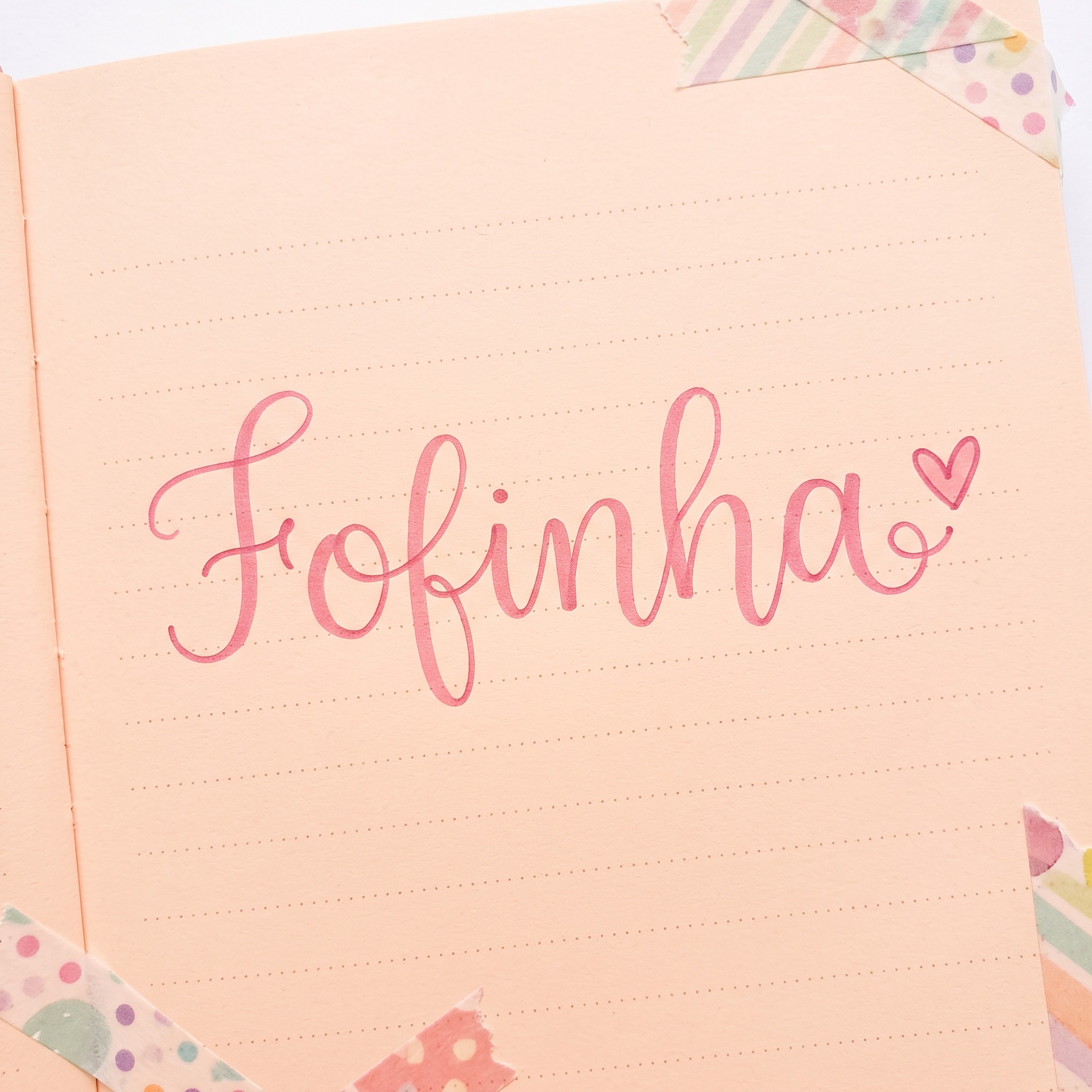 Fonte de IA Letra cursiva fofa gerada no Nano Banana: a palavra Fofinha