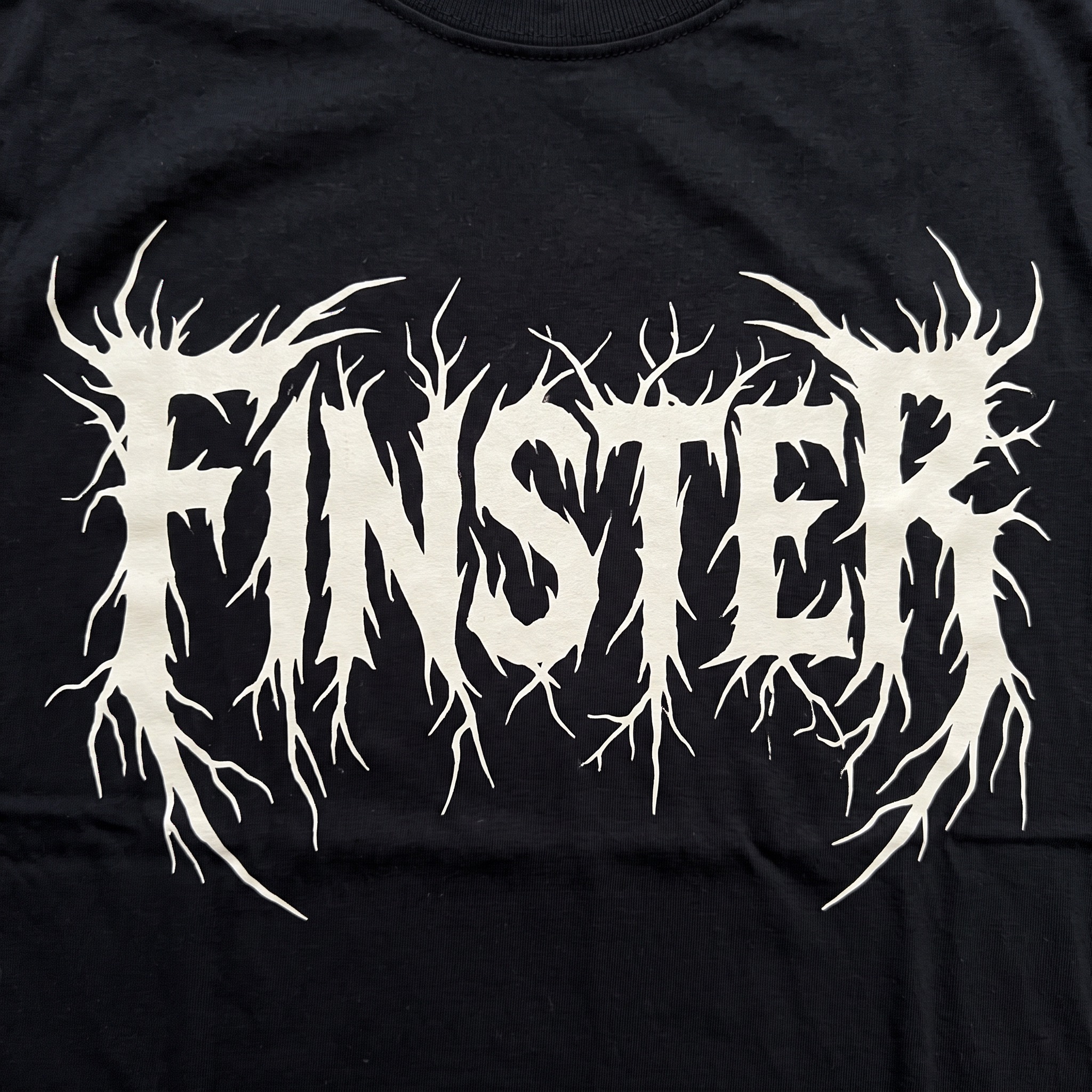 Death-Metal-Schrift KI-Schrift, erstellt mit Nano Banana: das Wort FINSTER