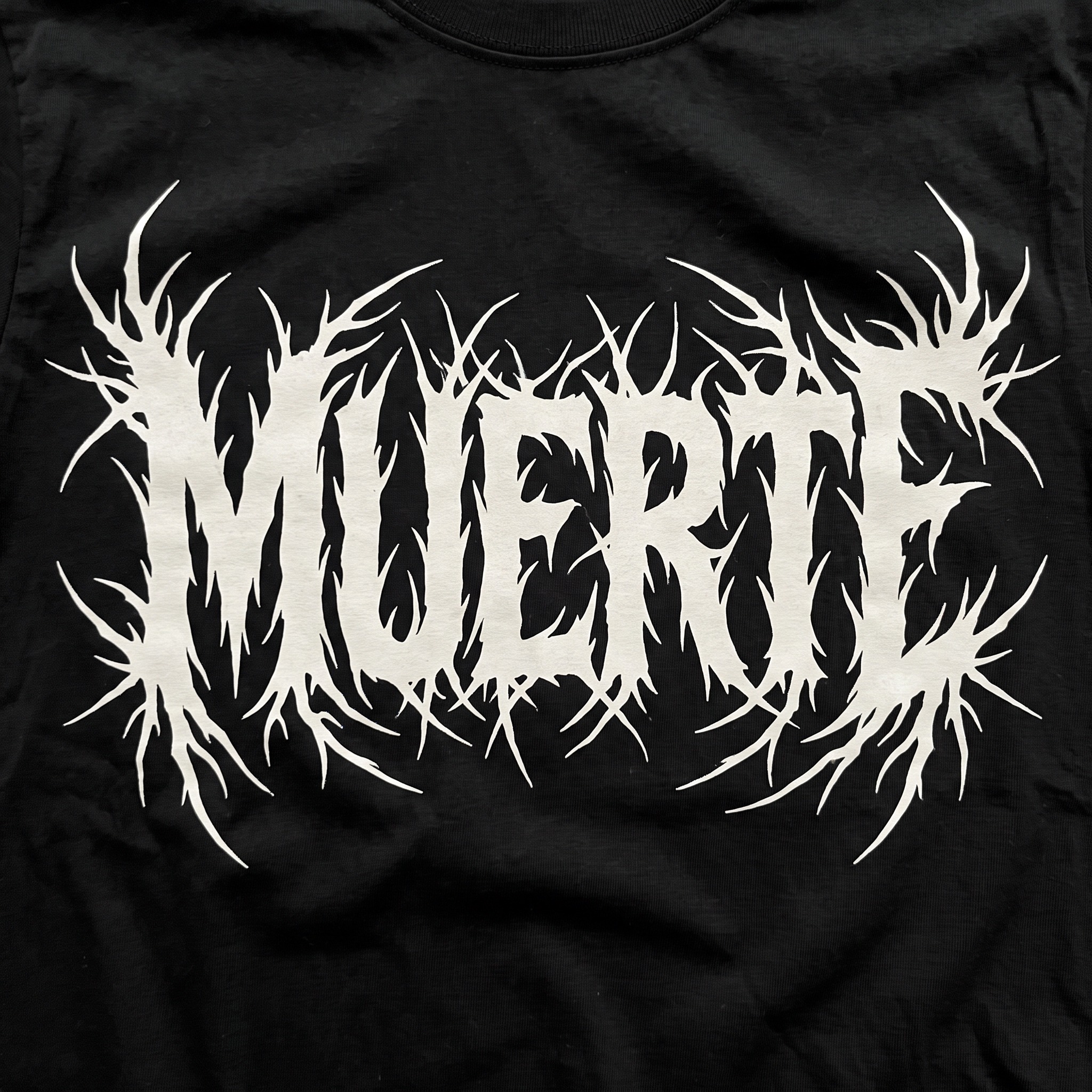 Fuente de IA Letras de death metal generada con Nano Banana: la palabra MUERTE