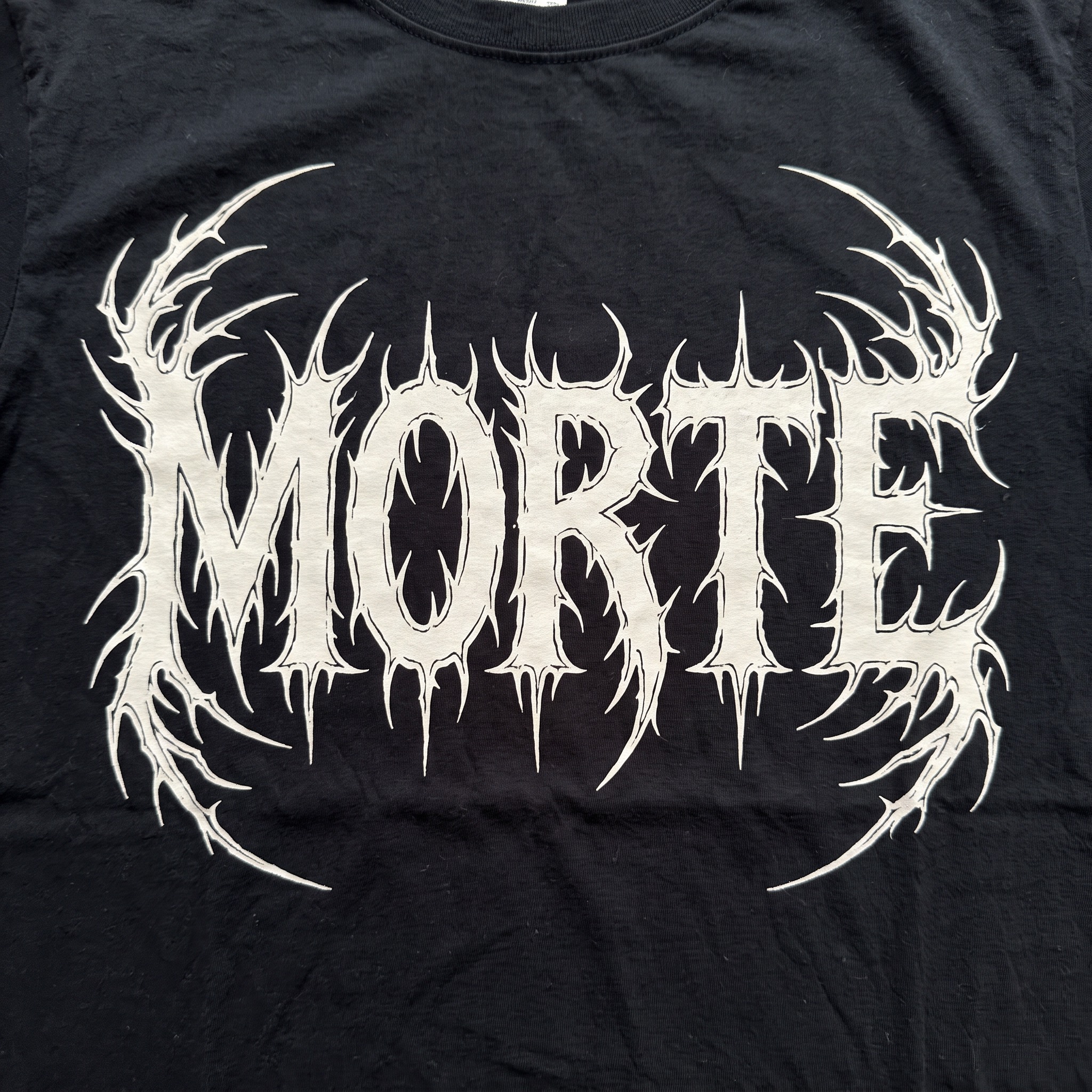 Fonte de IA Fonte death metal gerada no Nano Banana: a palavra MORTE