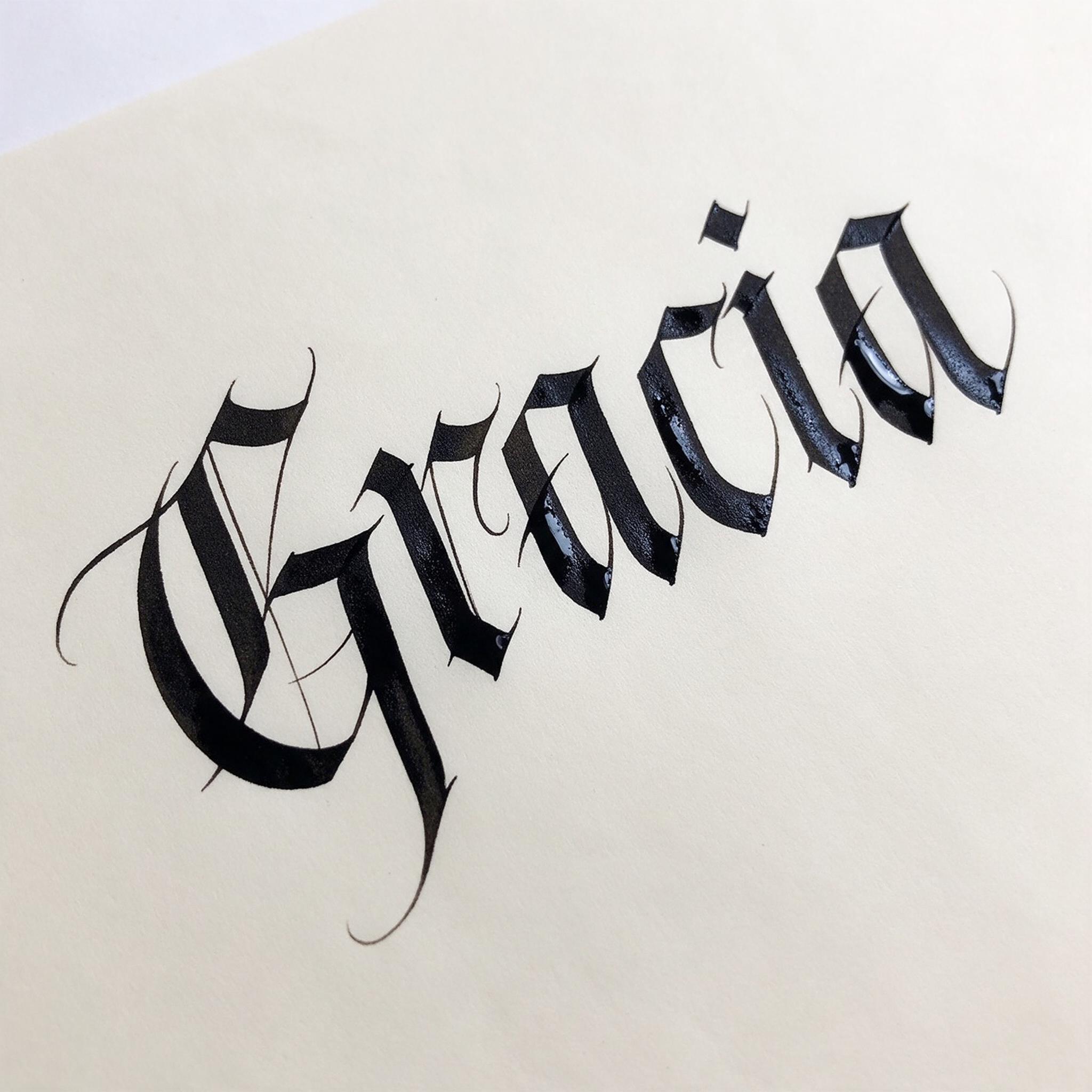Fuente de IA Caligrafía gótica generada con Seedream: la palabra Gracia