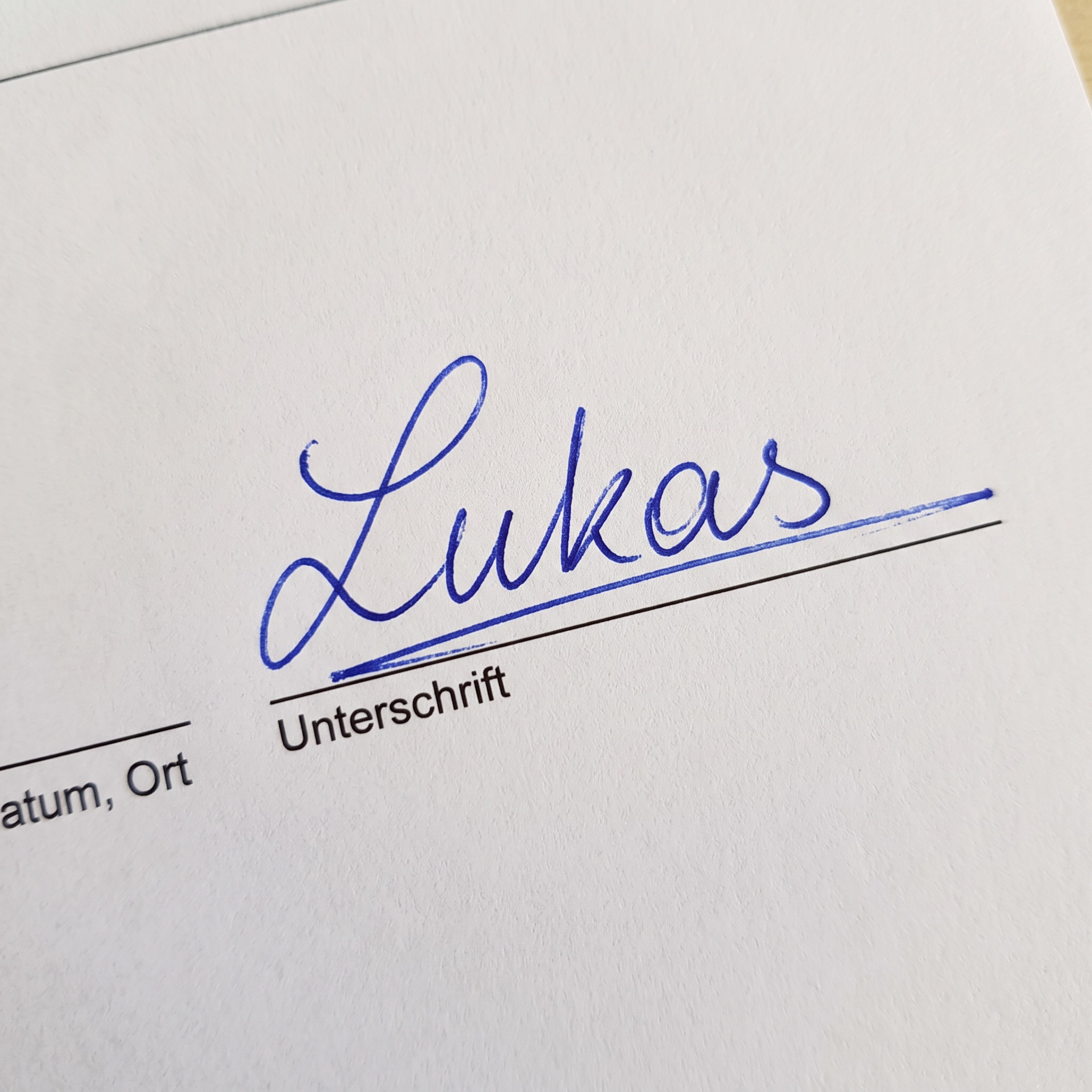 Echte Unterschrift KI-Schrift, erstellt mit Nano Banana: das Wort Lukas