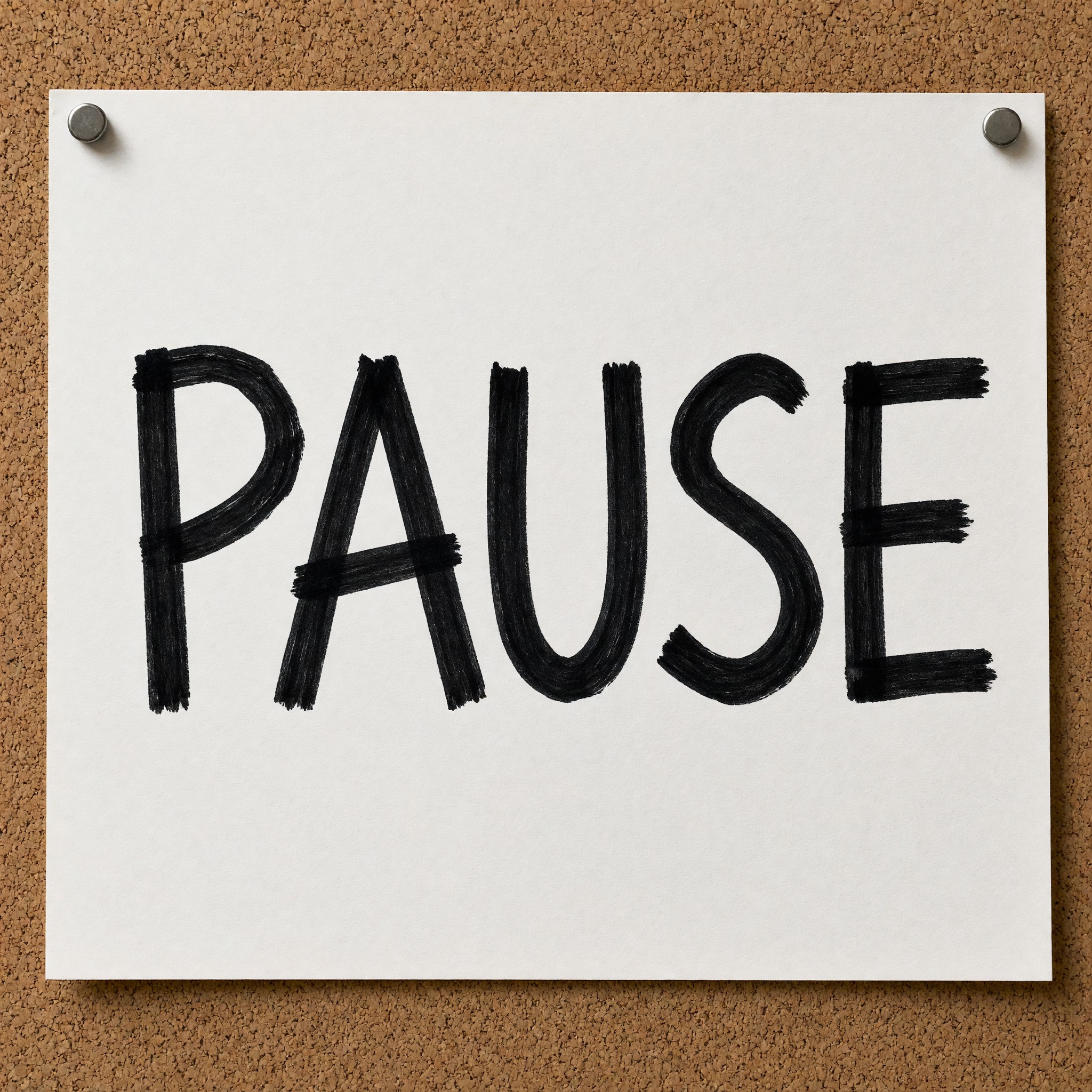 Marker-Schrift KI-Schrift, erstellt mit Grok Imagine: das Wort PAUSE
