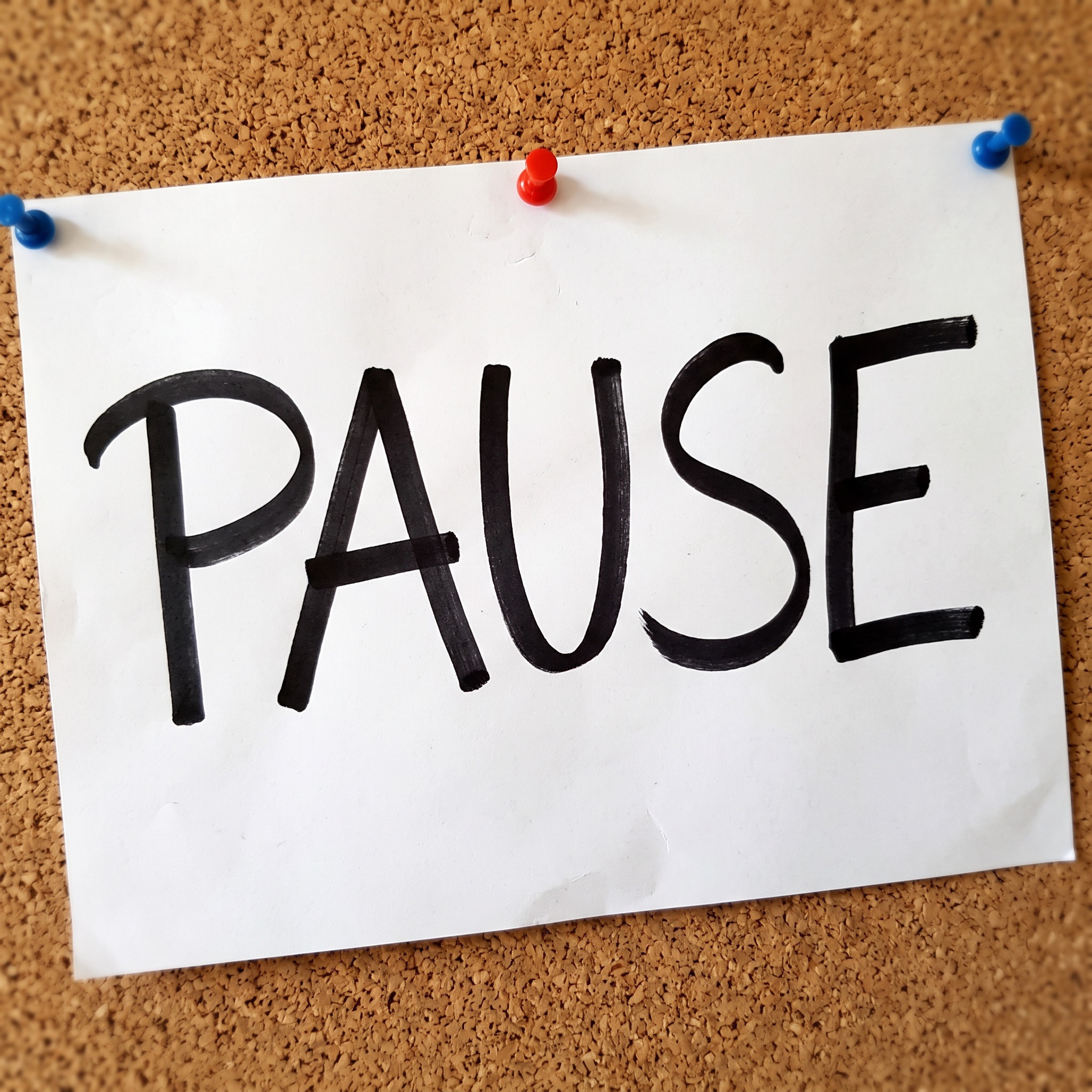 Marker-Schrift KI-Schrift, erstellt mit Nano Banana: das Wort PAUSE