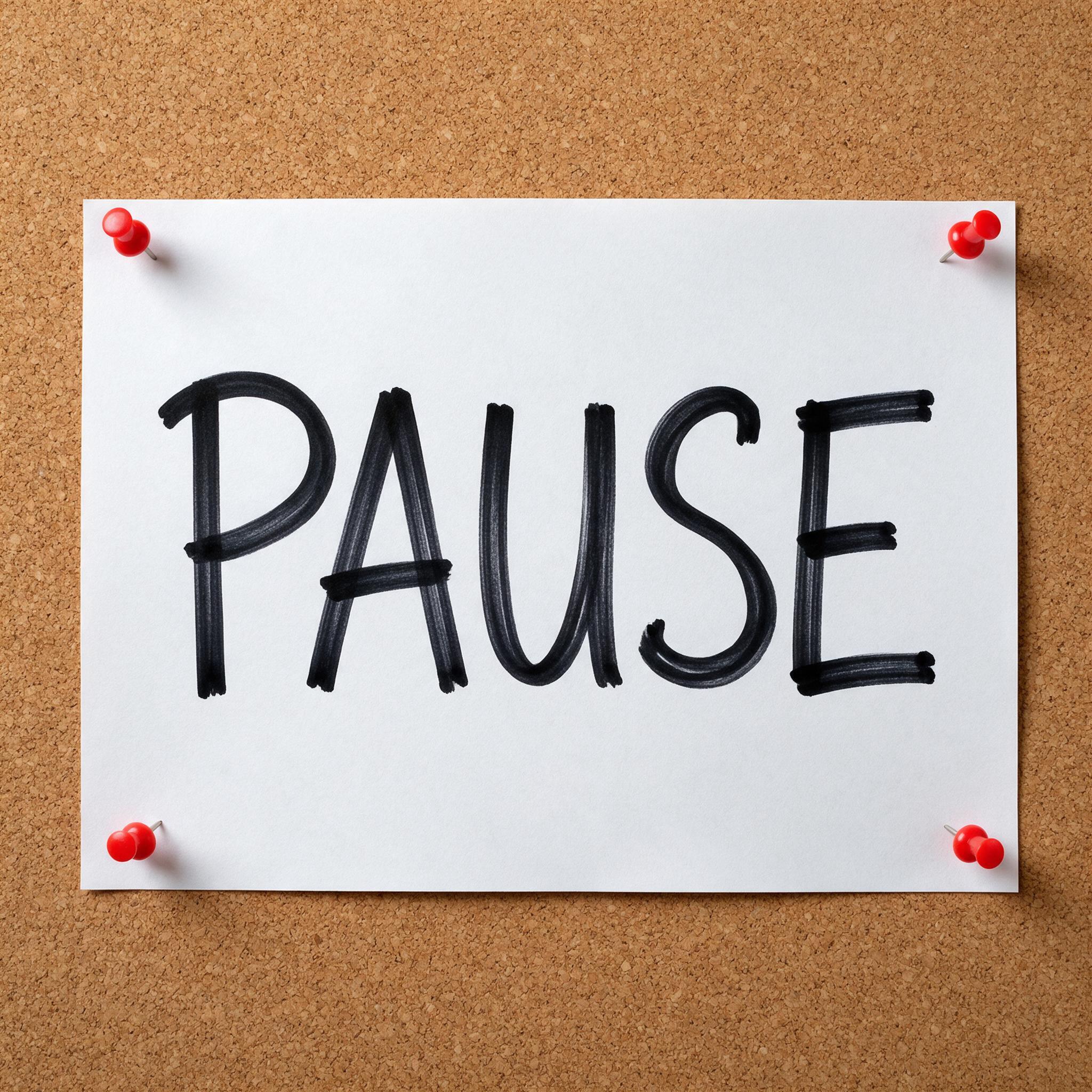 Marker-Schrift KI-Schrift, erstellt mit Seedream: das Wort PAUSE