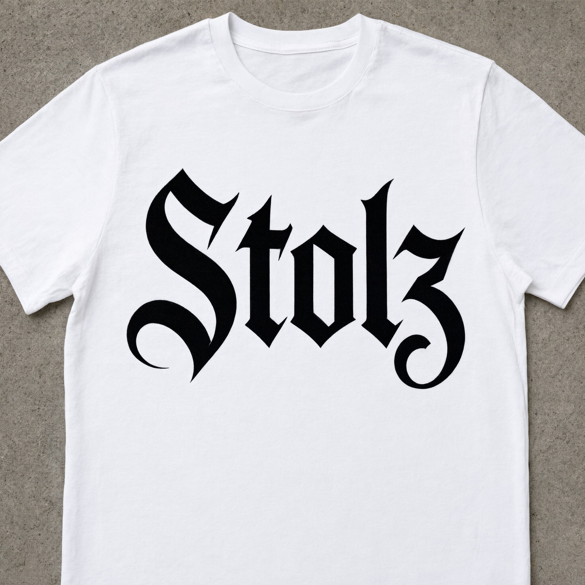 Moderne Frakturschrift KI-Schrift, erstellt mit Qwen-Image: das Wort Stolz