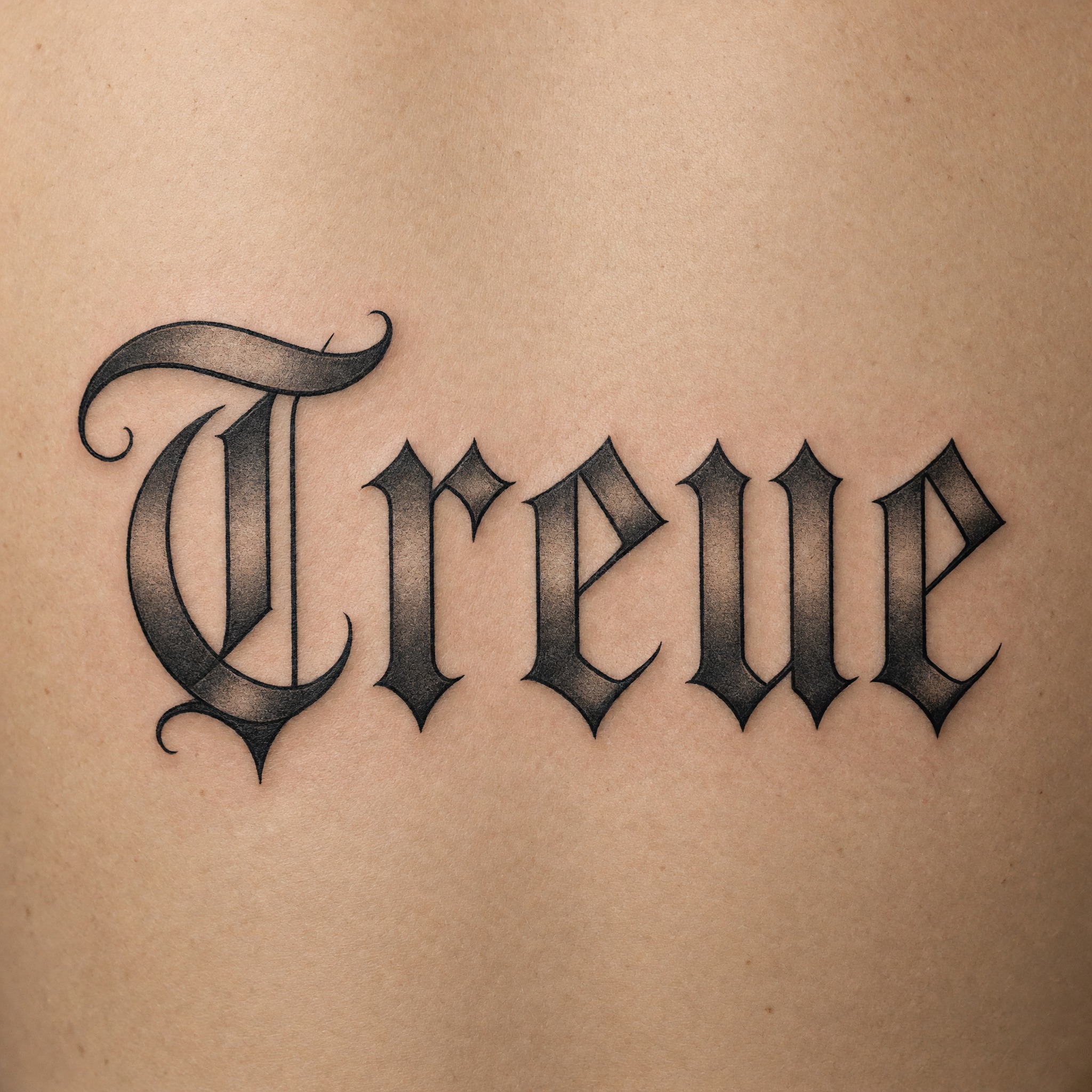 Altdeutsche Tattoo-Schrift KI-Schrift, erstellt mit Grok Imagine: das Wort Treue