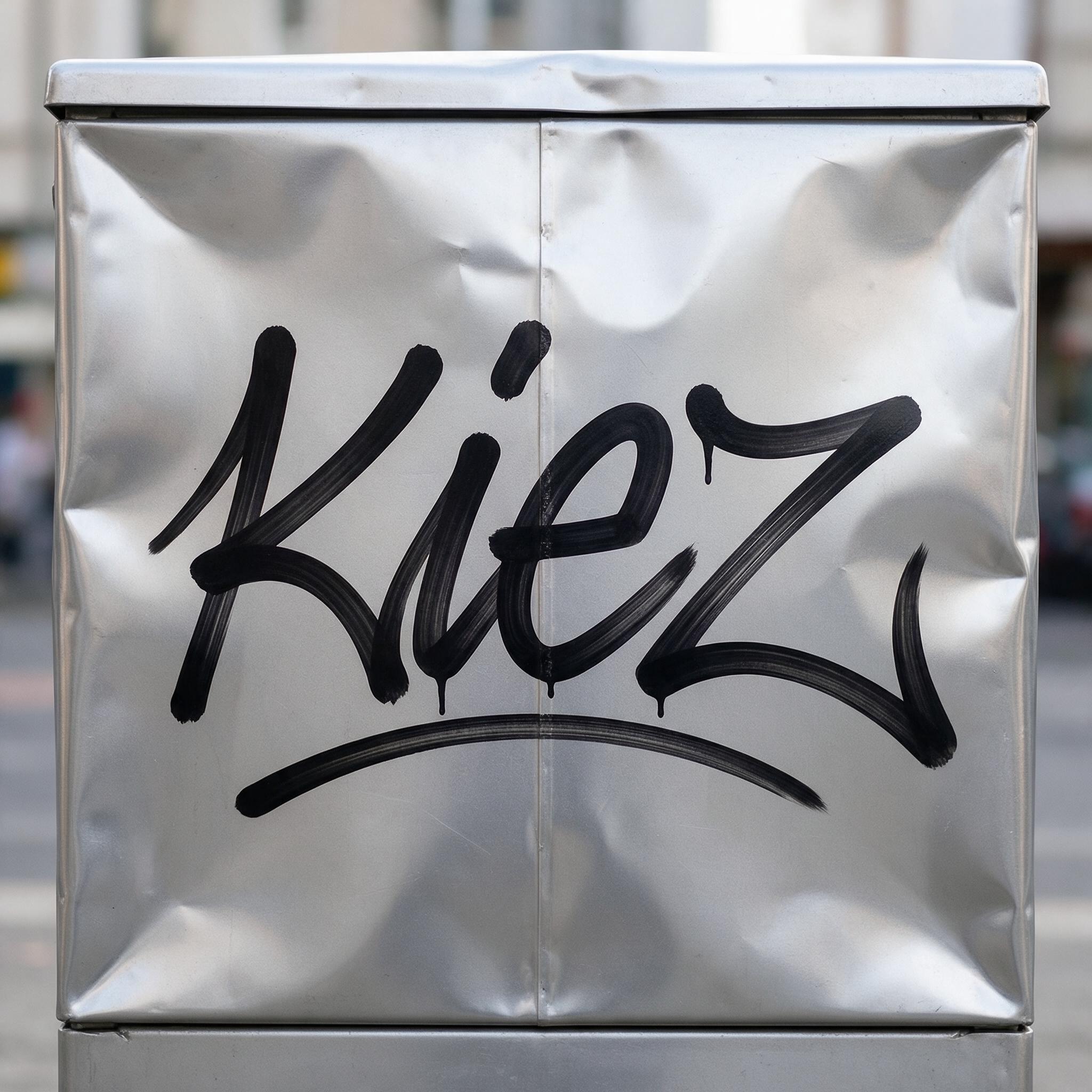 Graffiti-Tag-Schrift KI-Schrift, erstellt mit Seedream: das Wort Kiez