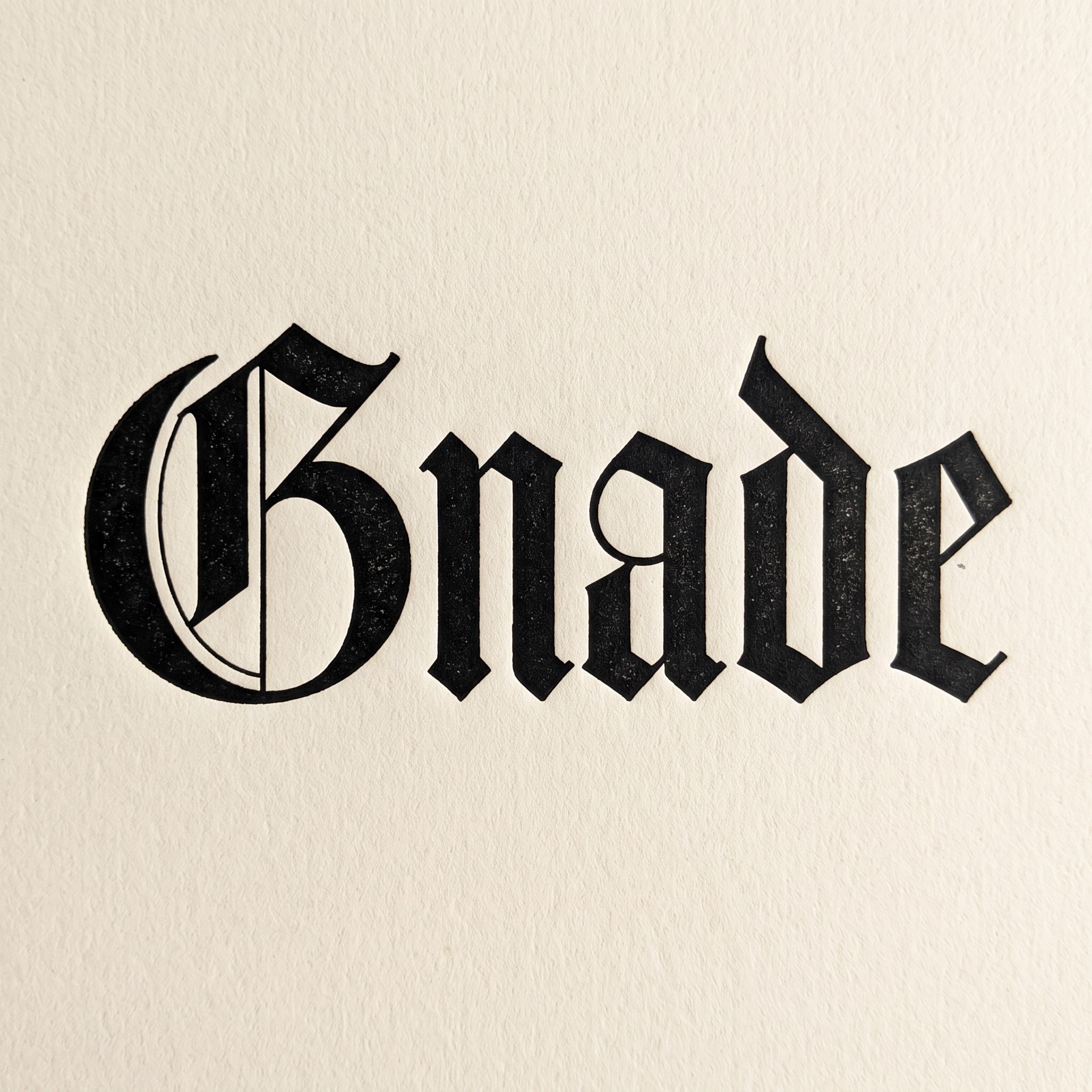 Textura-Schrift KI-Schrift, erstellt mit Nano Banana: das Wort Gnade