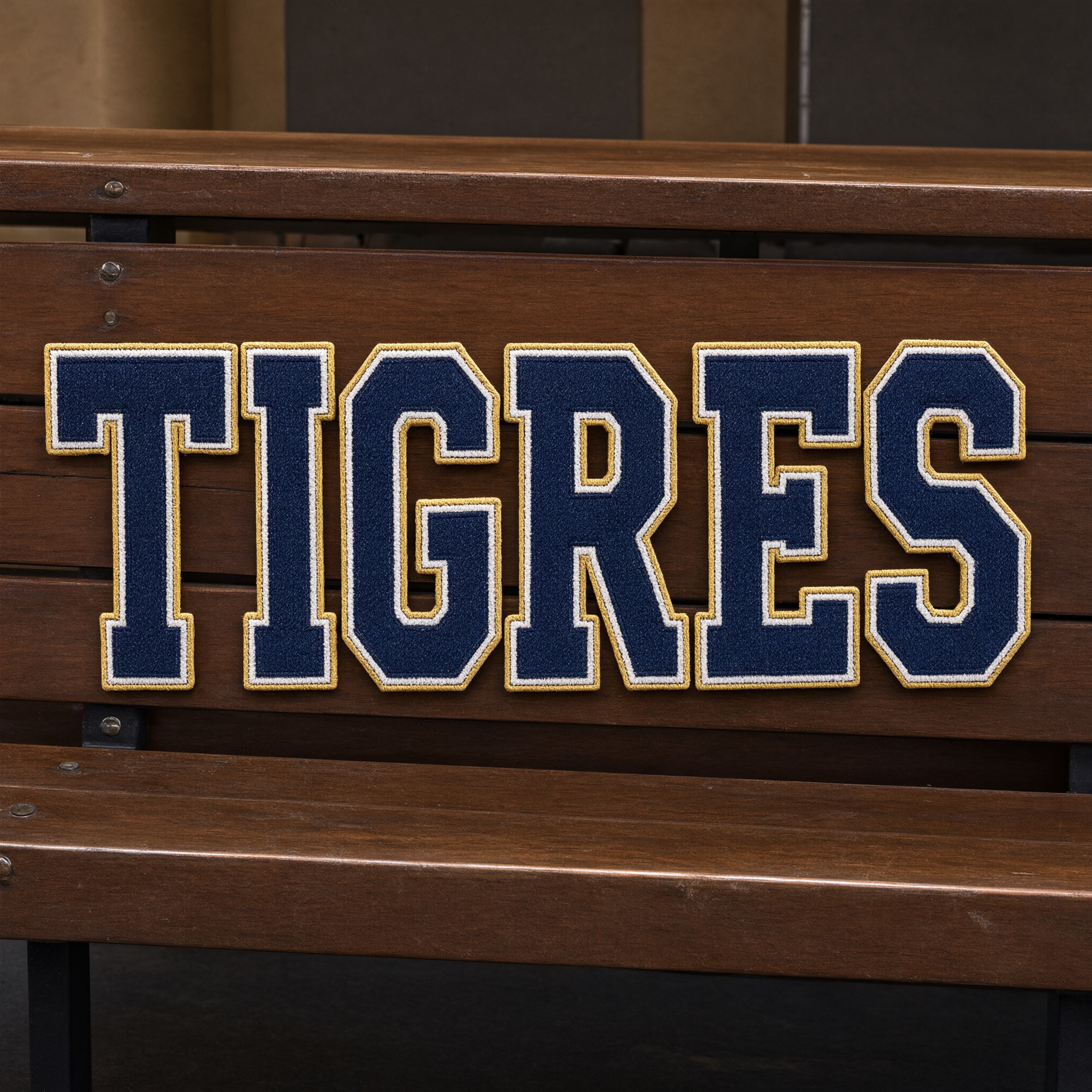 Fonte de IA Fonte varsity gerada no Qwen-Image: a palavra TIGRES
